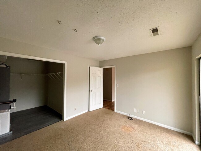 Building Photo - 5001-5007 7 Pine Cir
