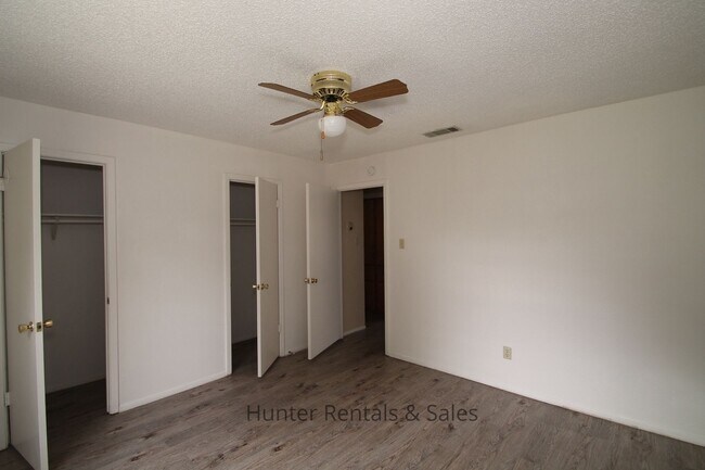 Building Photo - 1604 Cedarhill Dr