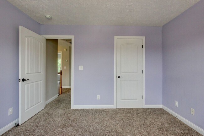 Building Photo - 716 Cavalier Dr