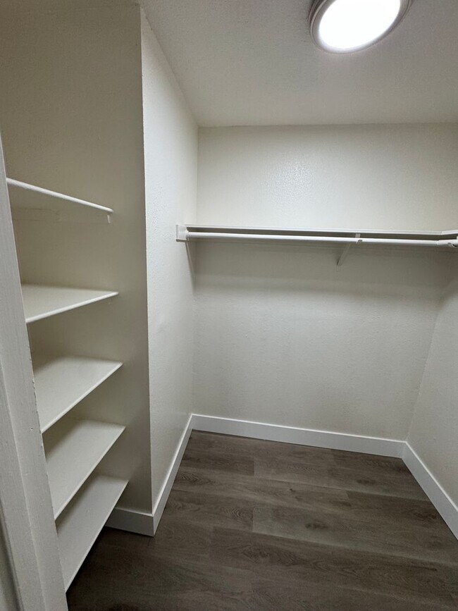 Building Photo - Downstairs 2 bed, 1 bath newly remolded unit rent ready!!