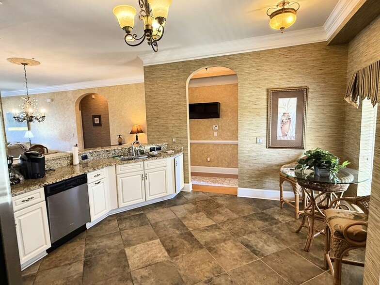 Building Photo - 265 Venice Way