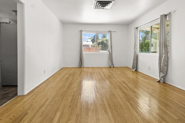 Building Photo - 1073 Palm Ave