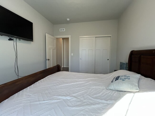 Building Photo - Spacious 5BR Home Near Mountainside High School with Loft, Balcony & Large Kitchen