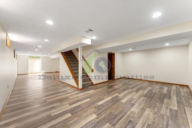 Building Photo - 4 bedroom 3.5 bath