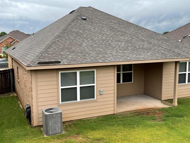 Building Photo - 2300 Sable Wood Dr
