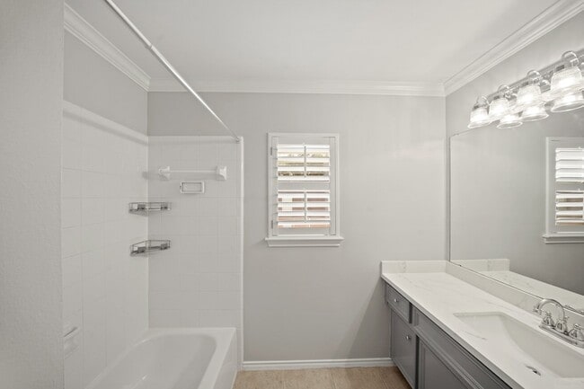 Building Photo - 1014 Rochow St