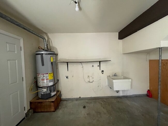 Building Photo - 27 Whitman Ct
