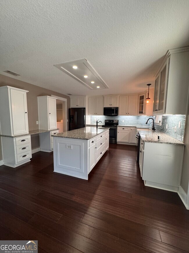 Building Photo - 219 Pine Bluff Dr