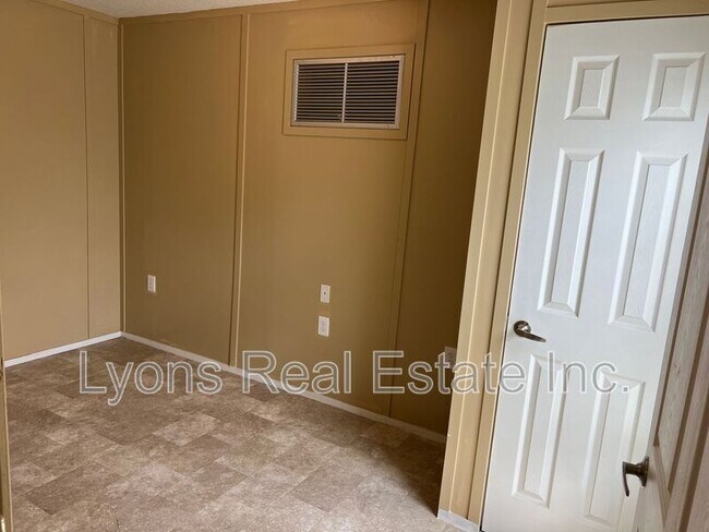 Building Photo - 8086 Heck Dr