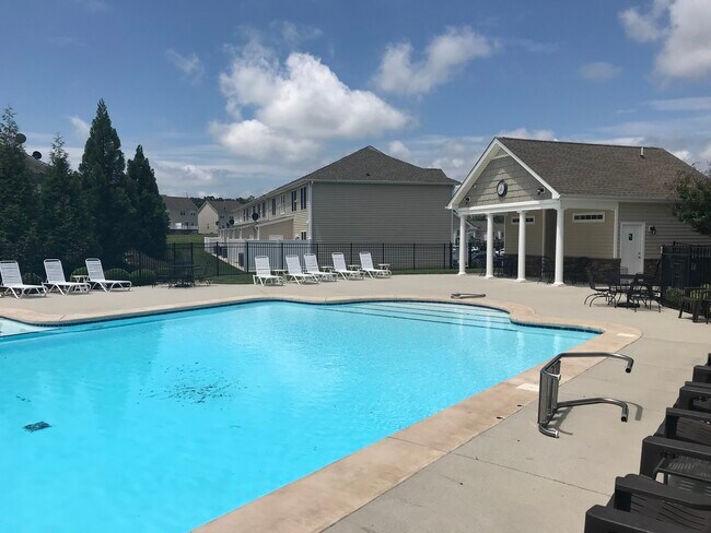 Submission swimming pool - 206 Rowse Dr