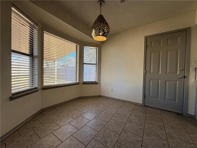 Building Photo - 350 E Margaret Pl