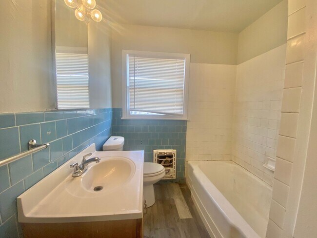 Building Photo - 3 bed 1 bath newly updated now available