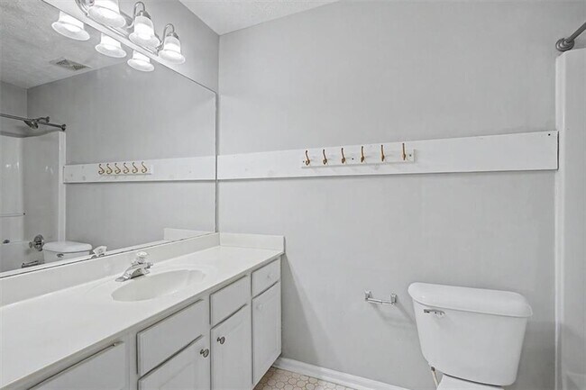 Building Photo - 665 Peachtree Trails Dr