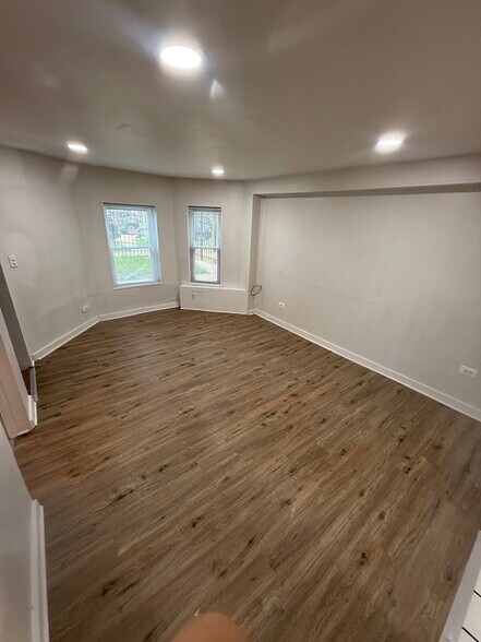 Building Photo - 3330 N Drake Ave