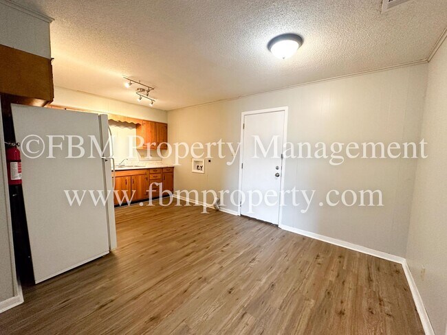 Building Photo - 330 W College St