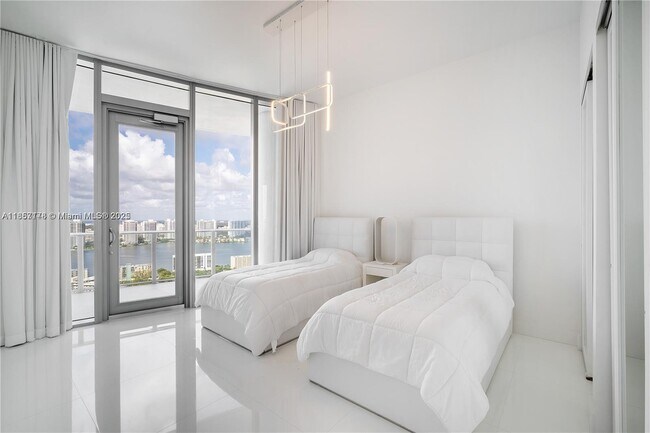 Building Photo - 17475 Collins Ave