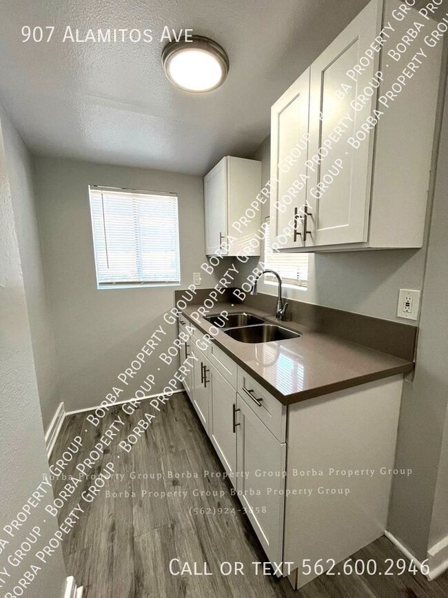 Building Photo - 907 Alamitos Ave