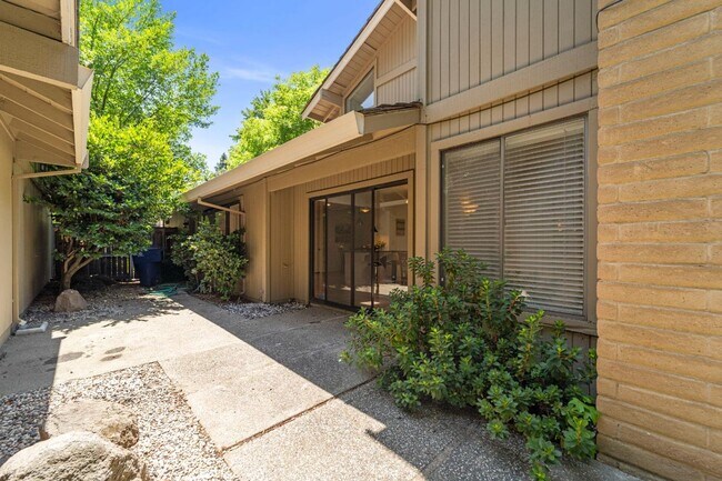 Building Photo - 4 Bedroom Home in Sierra Oaks