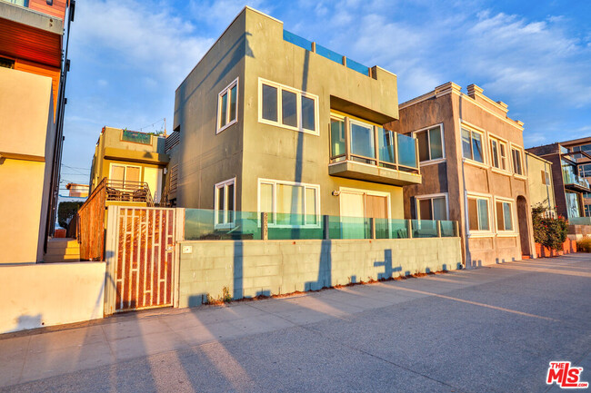 Building Photo - 2207 Ocean Front Walk