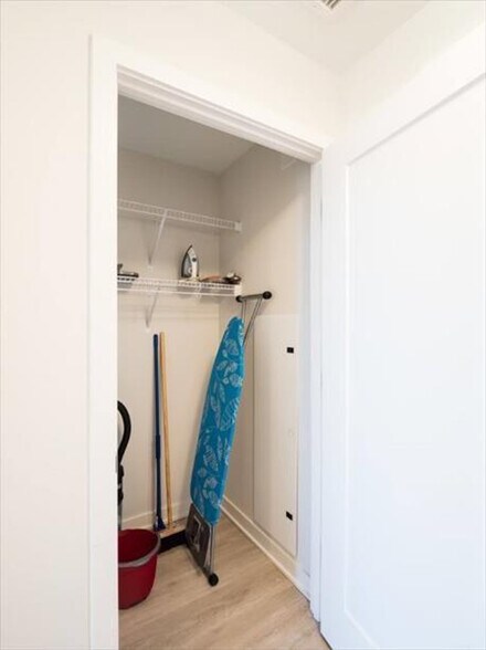 Building Photo - 400 Army Navy Dr