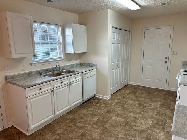 Building Photo - Beautiful Four Bedroom Home in Thompson Gl...