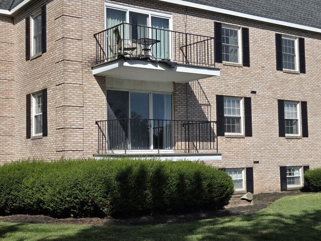 Building Photo - 1155 Charter Oak Ln