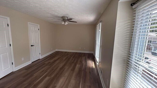 Building Photo - 5011 Meadow Ln