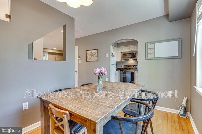 Building Photo - 912 Green St