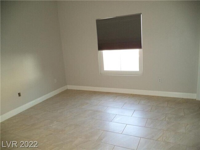 Building Photo - BEAUTIFUL FIRST FLOOR CONDO IN GATED COMMU...