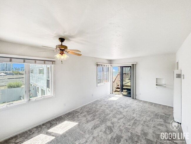 Building Photo - Beautiful 1B 1BA w/ Large Patio & Ocean Vi...