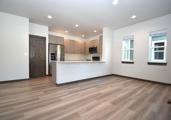 Building Photo - Gorgeous and Brand NEW 3 Bedroom with doub...