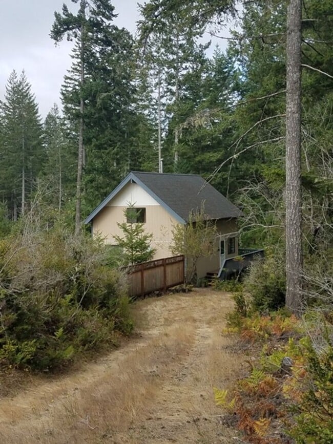 Building Photo - Beautiful home located on Emerald Lake
