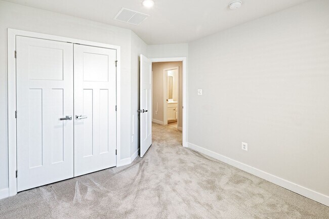 Building Photo - 3 bedroom, 2.5 bath Middletown end unit townhome