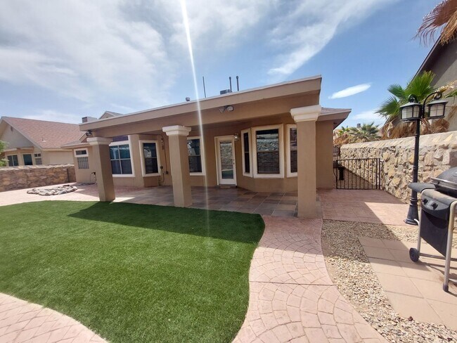 Building Photo - 4 BEDROOM 2 BATHROOM HOME 3 CAR GARAGE HOM...