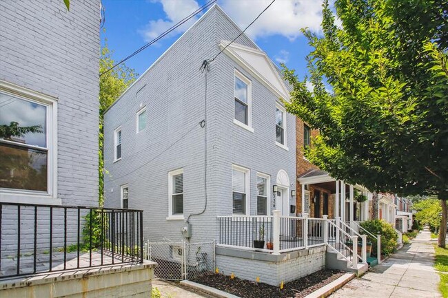 Building Photo - 526 Roxboro Pl NW