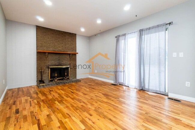 Building Photo - Beautiful Ranch In Plymouth 1 MONTH FREE RENT!!