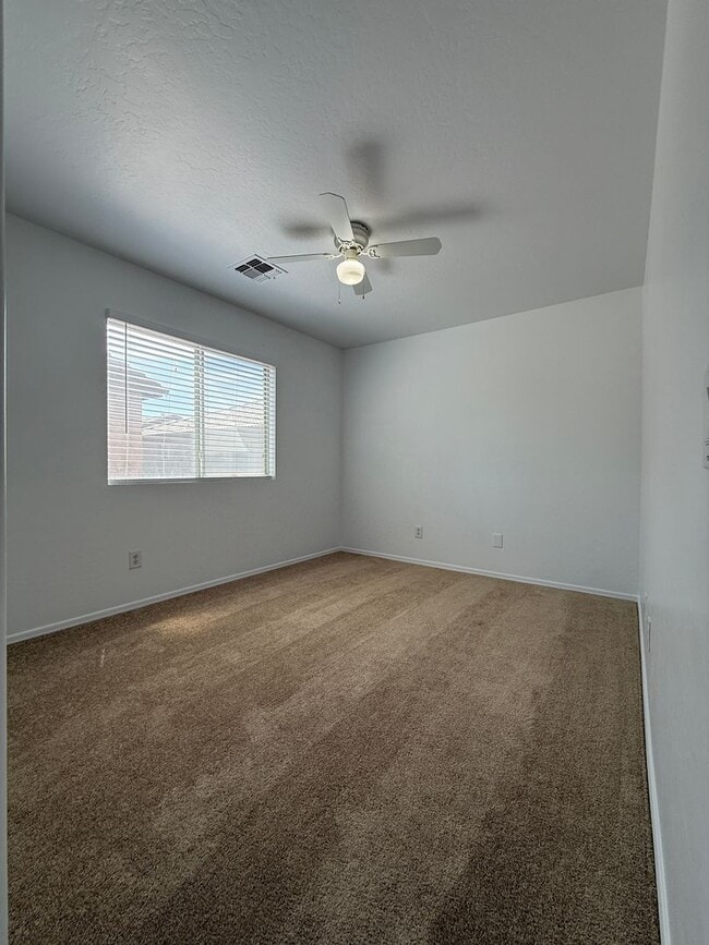 Building Photo - 51st Ave and Broadway, 3 bed, 2.5 bath, Fr...