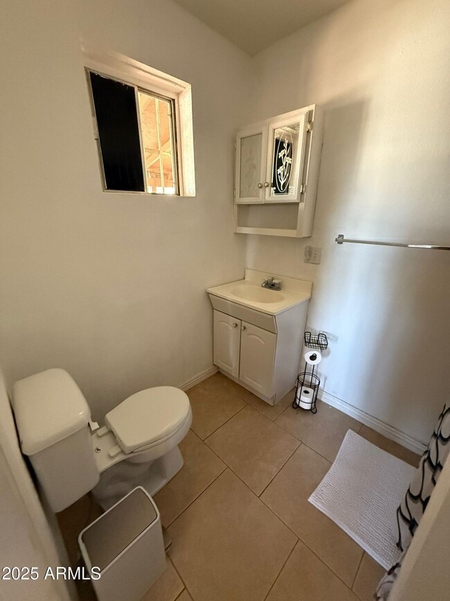 Building Photo - 851 E 9th St