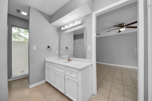Building Photo - 2622 Heather Knoll Dr