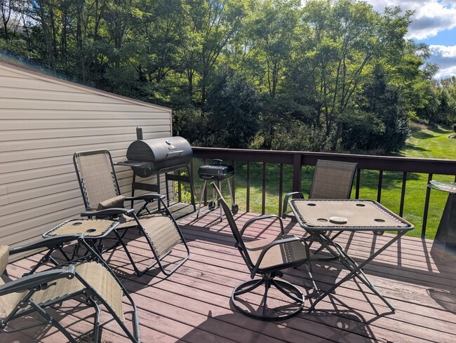 Building Photo - 607 Tamarack Dr W