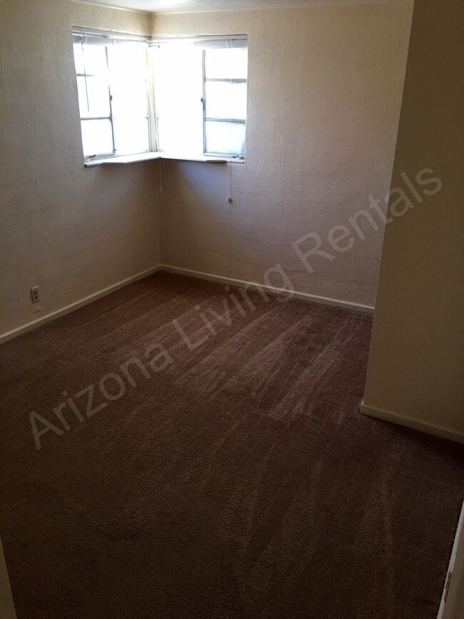 Building Photo - COZY HOME ON SPACIOUS LOT