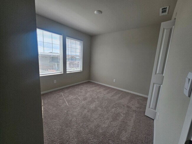 Building Photo - Stunning 4-Bedroom Pet-Friendly Home for L...