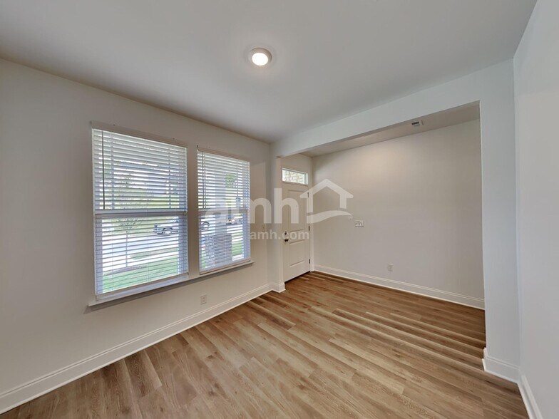 Building Photo - 222 Malayna Dr S