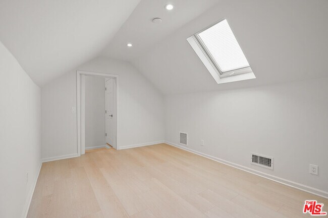 Building Photo - 619 Westmount Dr