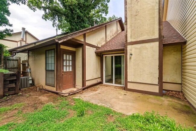 Building Photo - 727 Rockridge Cir