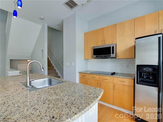 Building Photo - 927 Garden District Dr