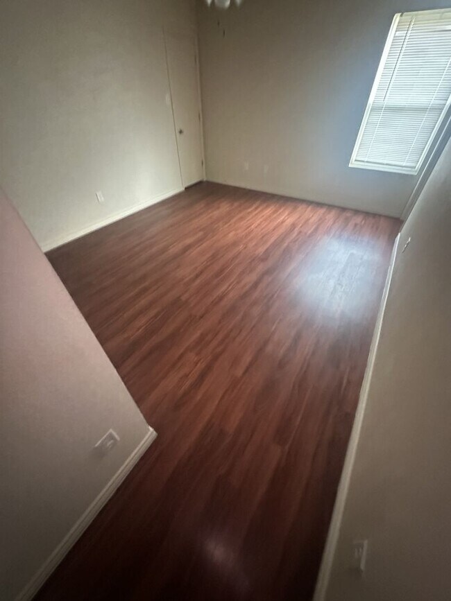 Building Photo - AVAILABLE NOW! (SECTION 8 ACCEPTED)