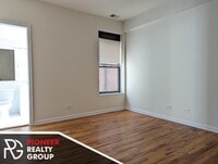 Building Photo - 912 W Dakin St