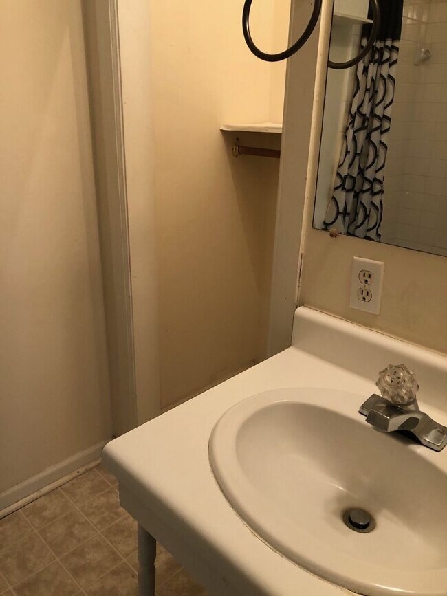 Building Photo - Historic 1 BR/1 BA Upstairs Apartment