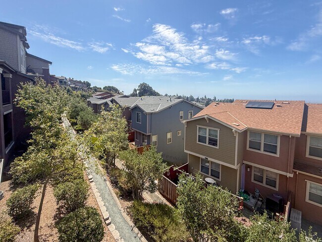 Building Photo - 6491 Bayview Dr